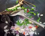 Foto langkah ke 4 dari resep Cumi asin tomat hijau.