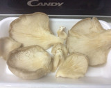 Foto del paso 1 de la receta: Revuelto de patatas, espárragos y setas ostra 🥔🍄