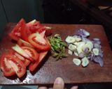 Foto langkah ke 1 dari resep Tumis Tomat + Daun Som Jawa.