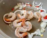 รูปขั้นตอนการทำที่ 2 ของ กุ้งผัดหัวหอม