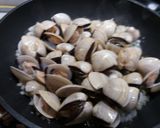 Foto del paso 2 de la receta: Almejas amb salsa marinera verde i vi blanc