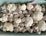 Foto del paso 2 de la receta: Coliflor al horno al curry con salchichas alemanas