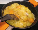 Foto del paso 6 de la receta: Patatas con huevos estrellados