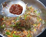 A picture of step 7 of Chinese Bhel.