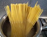 Foto del passaggio 13 della ricetta Spaghetti al nero di seppia con seppia tostata
