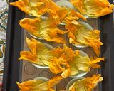 Foto del passaggio 1 della ricetta Fagottini di fiori di zucca🌼