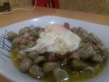 Habas con Jamón y Huevo "Poché"