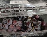 A picture of step 1 of Grapes Mojito.