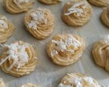 Foto langkah ke 3 dari resep Kue semprit sagu keju lumer no oven.