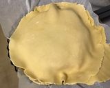 Une image de l'étape 11 de Tourte au munster, oignon, cumin et vin blanc.