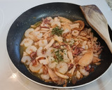 Foto del paso 3 de la receta: Tiras de chipirones con gambas al ajillo