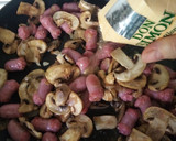Foto del paso 3 de la receta: Saltenada de salchichas frescas con bacon y champiñón