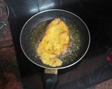 Foto del paso 1 de la receta: Bocadillo de pechuga empanada con bacon y mayonesa de cebolla y piparras