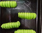 Foto langkah ke 5 dari resep Roti Kentang Pandan Isi Selai Nanas.