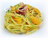 Foto del passaggio 5 della ricetta Spaghetti allo zafferano con filetti di acciughe, datterini gialli confit e noci