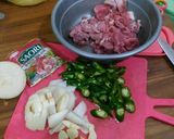 Foto langkah ke 1 dari resep Tumis daging lombok ijo praktis.