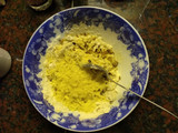 Pan casero relleno con cebolla, queso y semillas