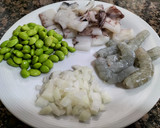 Foto del paso 1 de la receta: Arroz meloso con calamar, langostino y edamame