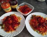 Foto del paso 5 de la receta: Ensalada de pajarita con pollo y maíz dulce, zanahorias, remolacha y brotes germinados. Eliges aliño