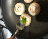 Foto del paso 4 de la receta: Pinchitos de lomo con champiñones con su salsa