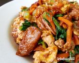 Foto langkah ke 6 dari resep Orak Arik Telur Sosis Pedas Manis.