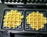 Hình bước làm 4 của món Waffle cho bữa sáng