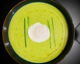 Foto del paso 7 de la receta Crema verde de lechugas y caldo de ave con huevo poché