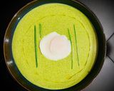 Foto del paso 7 de la receta: Crema verde de lechugas y caldo de ave con huevo poché