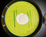 Foto del paso 7 de la receta: Crema verde de lechugas y caldo de ave con huevo poché