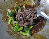 Foto langkah ke 3 dari resep Brokoli Sapi Lada Hitam.