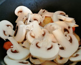 Foto del paso 4 de la receta: Pollo con champiñones