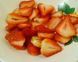 Foto del paso 2 de la receta: Gelatina de fresa, limón y jerez con fresas para enamorar
