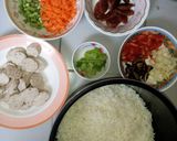 รูปขั้นตอนการทำที่ 1 ของ ข้าวผัดกุนเชียงเห็ดหอมกุ้งแห้ง