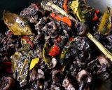 Foto langkah ke 3 dari resep Cumi tumis masak hitam.