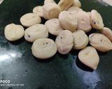 चाशनी गुजिया परतों वाली नमक पारे (chasni gujiya parato wali namak pare recipe in Hindi) रेसिपी चरण 10 फोटो