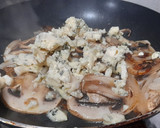 Foto del paso 2 de la receta: Sándwich de pollo-champiñón con queso azul