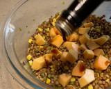 Foto del paso 5 de la receta: Ensalada de lentejas, papaya, huevo, langostinos y el aliño de sus cabezas