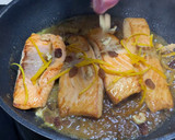 Foto del paso 4 de la receta: Salmón con naranja, pasas y nueces