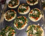 Foto langkah ke 4 dari resep Pizza Mini.