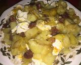 Foto del paso 2 de la receta Patatas a lo pobre con jamón Ibérico y huevos rotos