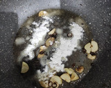 Foto del paso 6 de la receta: Merluza a la plancha con verduritas a la mantequilla en salsa marinera