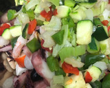 Foto del paso 2 de la receta: 273. Ensalada de alubias y salpicón de marisco con queso feta (principal legumbres)