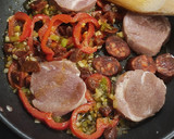 Foto del paso 3 de la receta: Arroz con solomillo de cerdo, chorizo y verduritas.🍚🐖🫑🍅🥕
