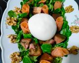Foto del paso 1 de la receta: Ensalada de canónigos con rosas de salmón, burrata y nueces