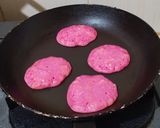 Foto langkah ke 5 dari resep Pancake Pisang Selai Strawberry (sy pakai jus buah naga).