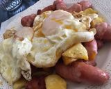 Foto del paso 3 de la receta: Huevos sobre fritada de salchichas y patatas
