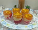 A picture of step 9 of Custard strawberry jelly with peach sauce.