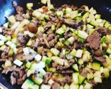Foto del passaggio 1 della ricetta Pasta al ricordo d'infanzia: carne macinata, zucchine e funghi