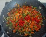 Foto del paso 4 de la receta: Arroz frito con bonito, verduras y mayonesa de siracha