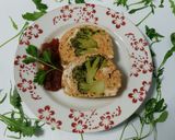 Foto del paso 7 de la receta Galantina de pollo y pimiento, rellena de brócoli con tomate caramelizado